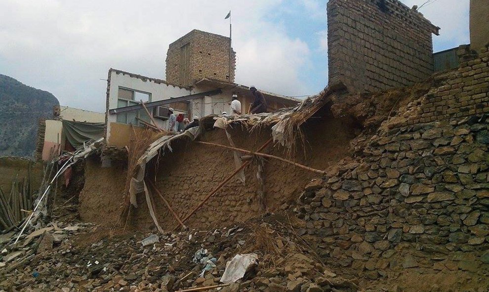 Paquistaníes contemplan los daños ocasionados en sus casas en la región tribal de Khyber tras el seísmo de 7,5 grados en la escala de Richter que se registró a unos 250 kilómetros al norte de Kabul (Afganistán). EFE/WALI KHAN SHINWARI