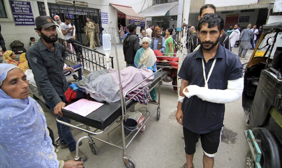 Heridos son atendidos a las puertas del hospital público universitario tras el terremoto sentido en Jamu, capital de invierno de la Cachemira india. EFE/Jaipal Singh