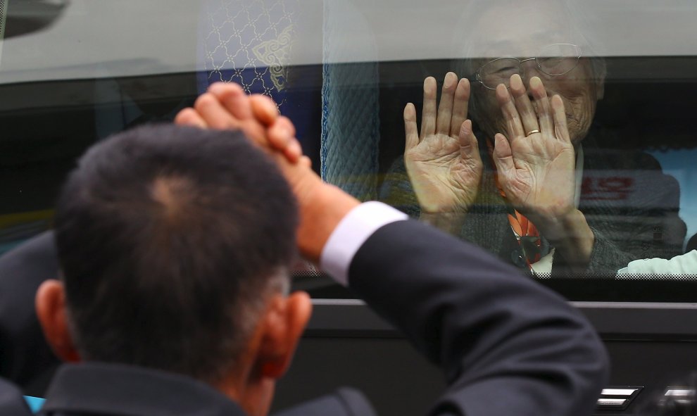 Reencuentro, más de seis décadas después, de familiares separados por la guerra de Corea. La cita tuvo lugar en el Norte. / REUTERS