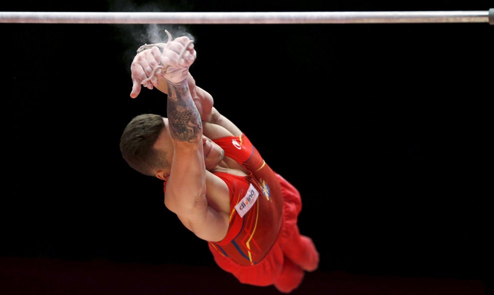 El gimnasta español Néstor Abad , durante una prueba clasificatoria del  Campeonato Mundial de Gimnasia Artística, en Glasgow/ . PHIL NOBLE (REUTERS)