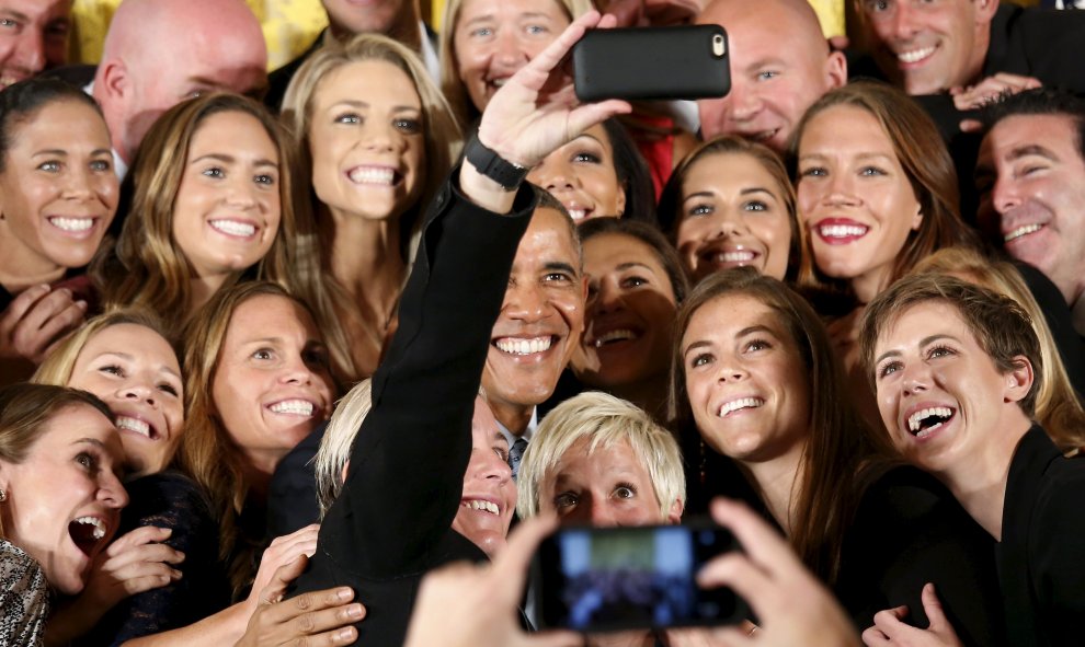 El presidente estadounidense Barack Obama se hace un selfie con el equipo femenino y nacional de fútbol en la Casa Blanca, para celebrar su victoria en el campeonato mundial de la FIFA femenino. REUTERS/Kevin Lamarque