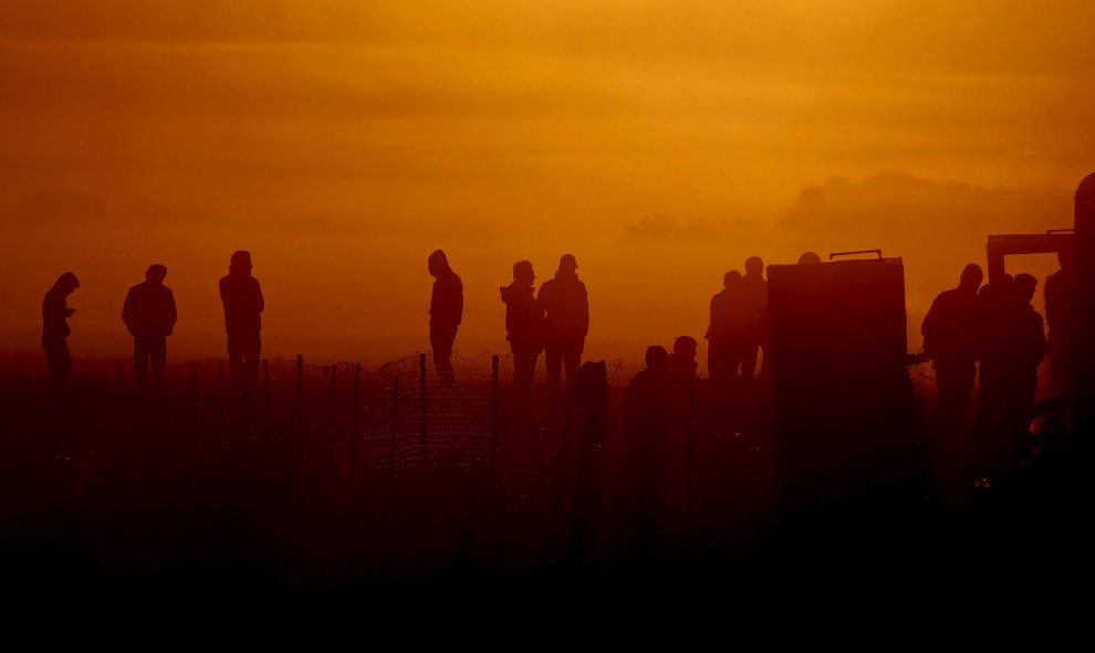 Refugiados y emigrantes esperan para cruzar la frontera de Grecia con Macedonia, cerca de la aldea griega de Idomeni, 27 de octubre de 2015. REUTERS / Alexandros Avramidis