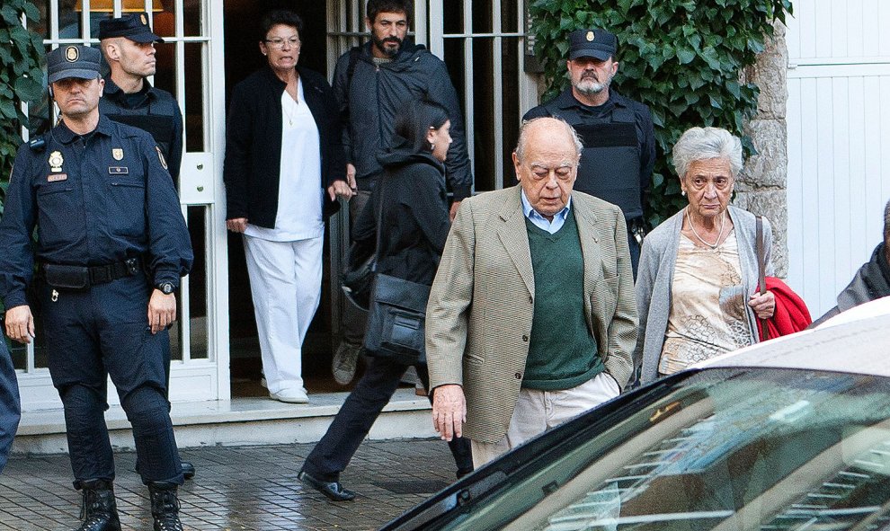 Jordi Pujol y su esposa, Marta Ferrusola, durante el registro de su casa. GUILLEM SANS