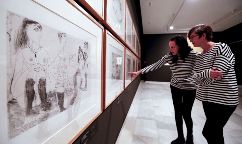 Dos mujeres observan uno de los grabados, de los mas de 50, que componen la Suite 156 de Pablo Picasso, que forman parte de la exposición organizada por la Fundación Bancaja, que reúne mas de 200 obras del artista malagueño, entre grabados, óleos y fotogr