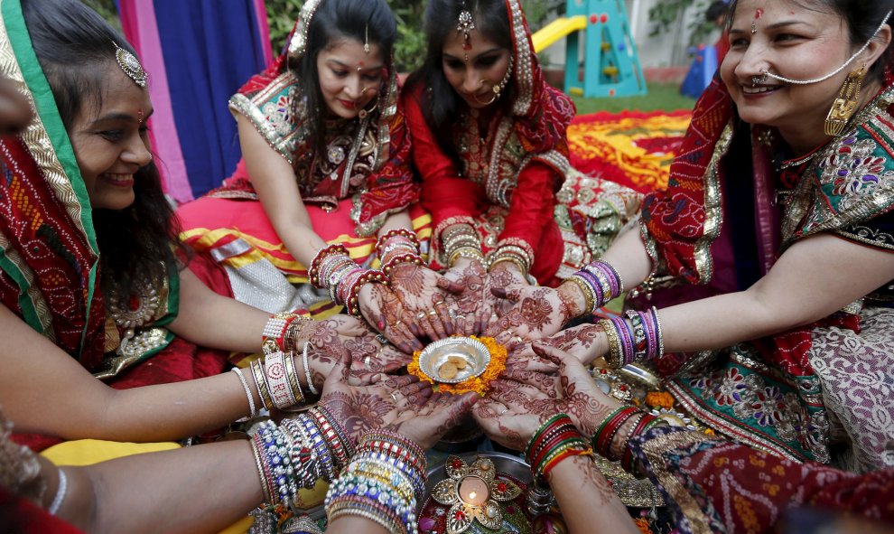 Las mujeres con las manos decoradas durante el festival hindú de Karva Chauth en Ahmedabad. REUTERS/Amit Dave