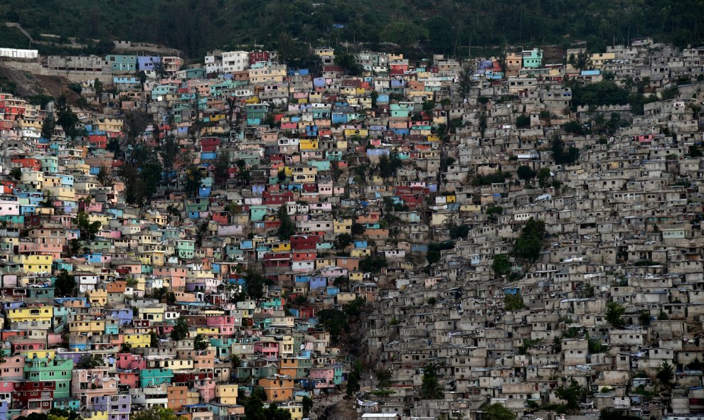 Los barrios de Jalousie (izq), Philippeaux (centro) y Desermites (der) en la comuna de Petion Ville, Puerto Príncipe, Haití.- AFP PHOTO / HECTOR RETAMAL