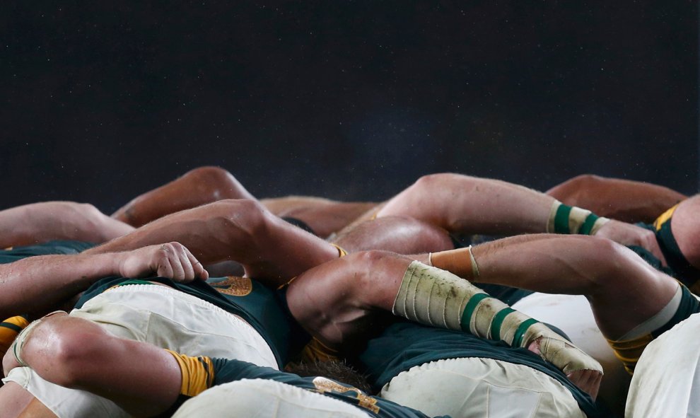 Jugadores la selección de Sudáfrica, en piña, durante la semifinal de la Copa del Mundo de Rugby contra Nueva Zelanda, en Londres, Inglaterra.- REUTERS / Russell Cheyne TPX IMÁGENES DEL DÍA