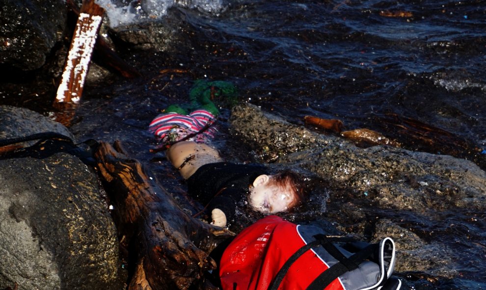 Una imagen tomada en 30 de octubre 2015 muestra el cuerpo de un niño en la orilla de la isla griega de Lesbos después del naufragio de la embarcación en la que viajaba con 200 refugiados.- AFP