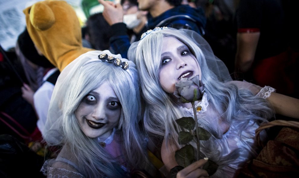 Dos chicas pasean por las calles del districto de Shibuya, disfrazadas para Halloween, en Tokio. REUTERS/Thomas Peter