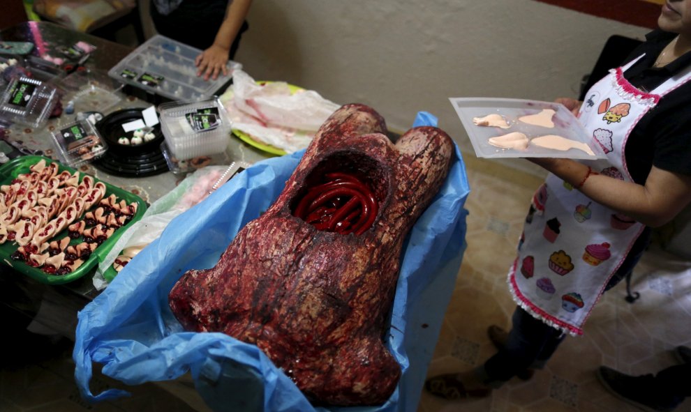 Crean un torso sangriento de gominola en la ciudad de México. REUTERS/Carlos Jasso