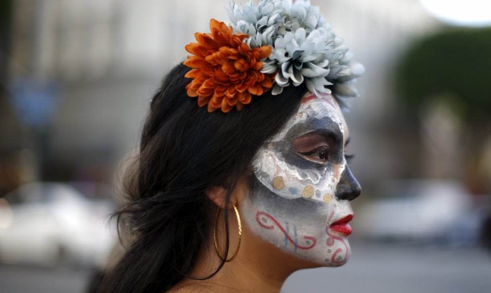 Una mujer sale a la calle en Los Ángeles, California, Estados Unidos, para celebrar Halloween con sus alumnos. REUTERS/Lucy Nicholson