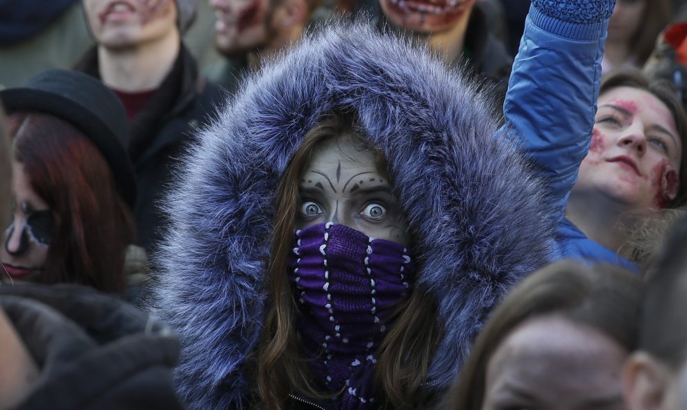 Ucranianos vestidos de zombies pasean por las calles en una marcha llamada "Apocalipsis zombie" en Kiev, Ucrania. EFE/EPA/SERGEY DOLZHENKO