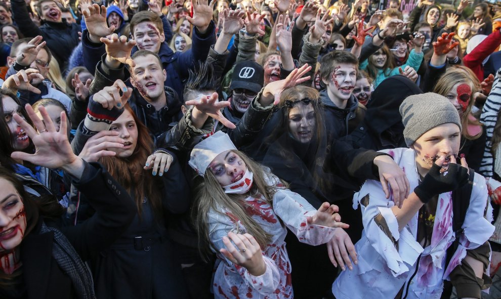 Ucranianos vestidos de zombies pasean por las calles en una marcha llamada "Apocalipsis zombie" en Kiev, Ucrania. EFE/EPA/SERGEY DOLZHENKO