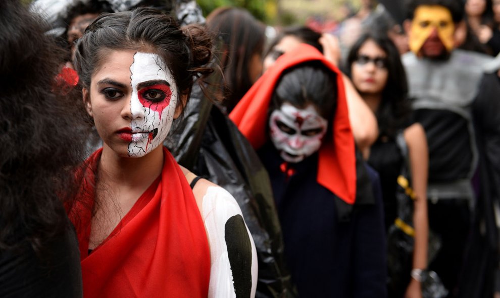 Estudiantes de india se visten para un show de halloween en Bangladore, India. AFP / Manjunath KIRAN