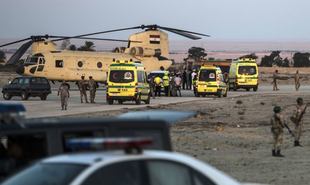 Ambulancias egipcias llevan los cadáveres de las víctimas rusas a un avión militar en Kabret en la base aérea militar en el Canal de Suez el 31 de octubre de 2015. El gobierno de Egipto ha informado de que 15 cuerpos han sido recuperados . AFP / KHALED DE