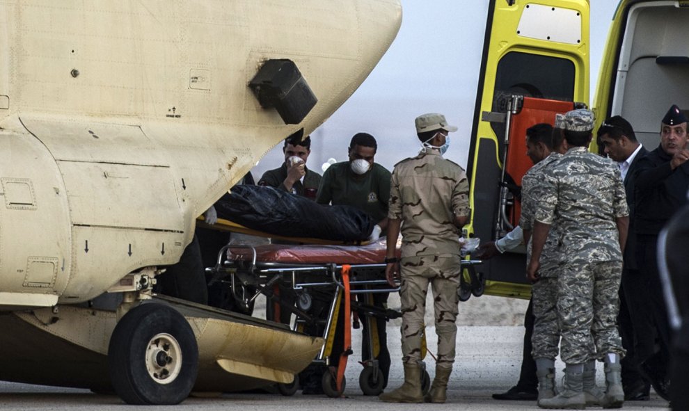 Médicos egipcios cargan el avión militar con los cadáveres de las víctimas rusas en la península del Sinaí. AFP / KHALED DESOUKI