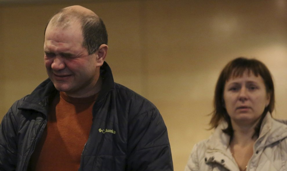 Familiares de las víctimas del avión ruso siniestrado en Egipto esperan noticias en un hotel cercano a Pulkovo, en Rusia. /REUTERS