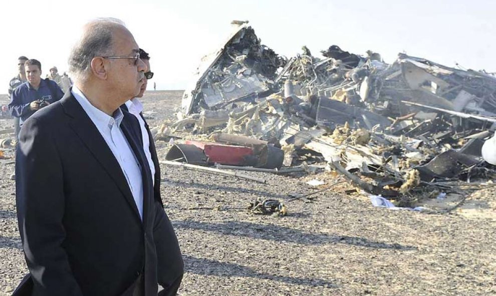 El primer ministro de Egipto,  Sherif Ismail, observa los restos del Airbus ruso caído en el desierto del Sinaí. / REUTERS