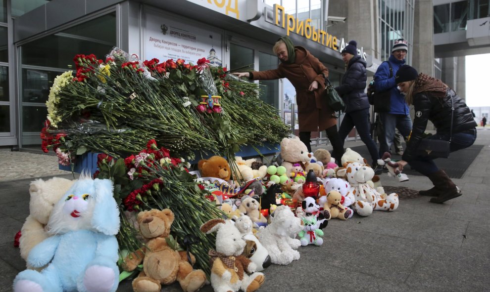 Familiares acuden a un acto conmemorativo improvisado para las víctimas del avión ruso que se estrelló en Egipto, en las afueras del aeropuerto de Pulkovo, en San Petersburgo, Rusia./REUTERS