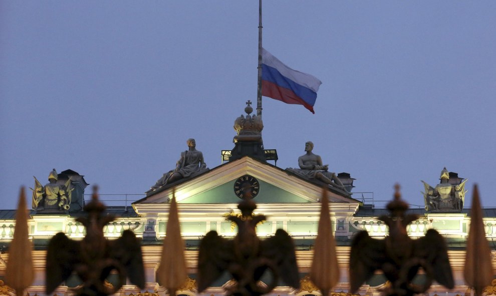 La bandera nacional rusa ondea a media asta en el tejado del Museo Estatal del Hermitage en San Petersburgo , Rusia 01 de noviembre 2015./ REUTERS