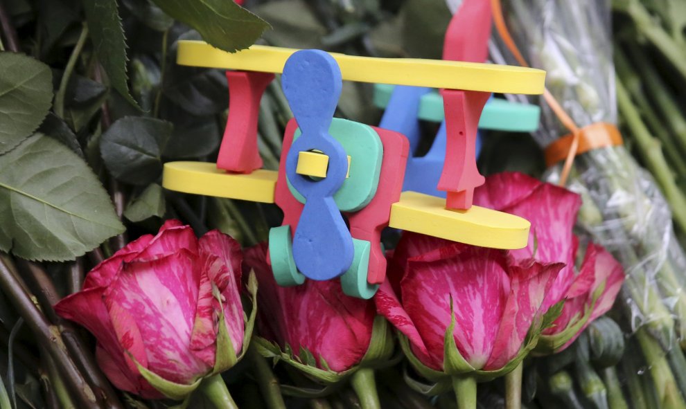 Un avión de juguete y flores que han dejado familiares de las víctimas en un monumento improvisado por la tragedia, en las afueras del aeropuerto de Pulkovo en San Petersburgo, Rusia 01 de noviembre 2015./ REUTERS