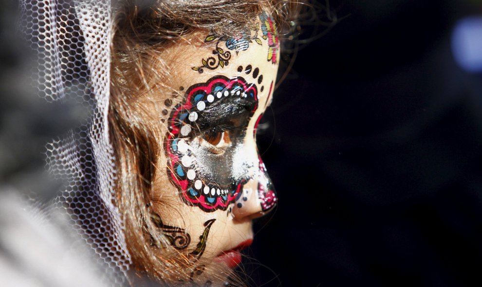 Una niña con el rostro pintado como una Catrina, también conocida como "La muerte elegante", participa en un concurso en su guardería en el Día de los Muertos en Tijuana, México. REUTERS/Jorge Duenes