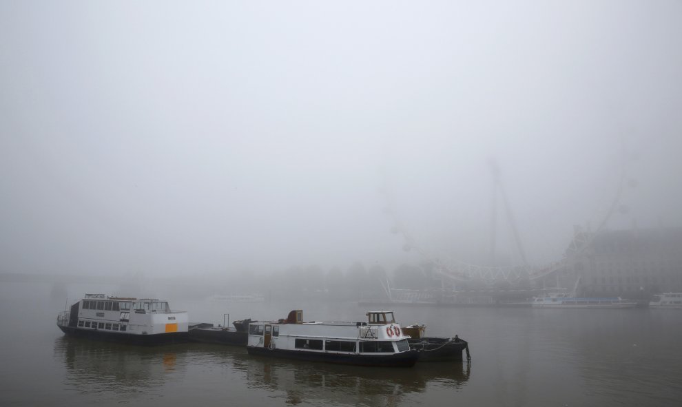Barcos amarrados en frente del ojo de Londres.- REUTERS.