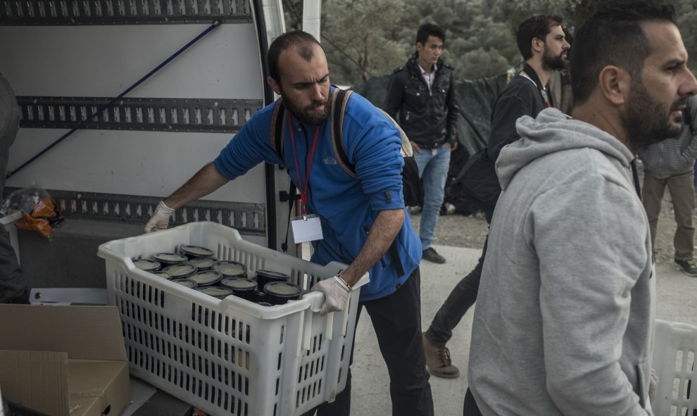 Juanjo Ruiz, voluntario español, descarga cajas con raciones de arroz para los refugiados del campamento de Kara Tepe, en Lesbos, Turquía. -SANTI DONAIRE/ NERVIO FOTO