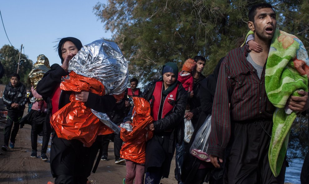 Familias de refugiados sirios, recién llegados a las costas griegas desde Turquía, caminan hasta el campamento de Kara Tepe, en la isla de Lesbos.- SANTI DONAIRE / NERVIO FOTO