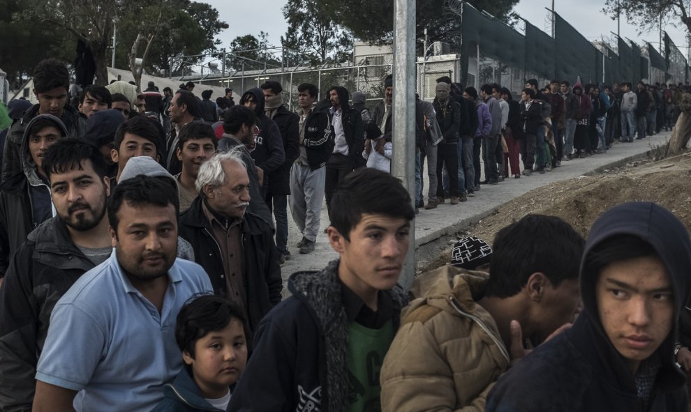 Cientos de refugiados hacen cola para recoger su única comida del día en el campo de refugiados de Kara Tepe, en Lesbos, Grecia.- SANTI DONAIRE/ NERVIO FOTO