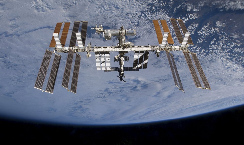 La Estación Espacial Internacional sobre la luna Atlantis, el 25 de noviembre de 2009. REUTERS / NASA