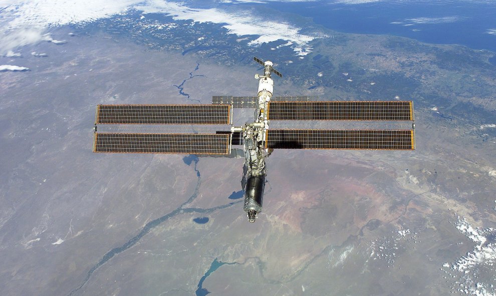 La Estación Espacial Internacional vista sobre el Rio Negro, de Argentina, después de su desacoplamiento de la lanzadera espacial Atlantis, el 16 de febrero de 2001. REUTERS/NASA