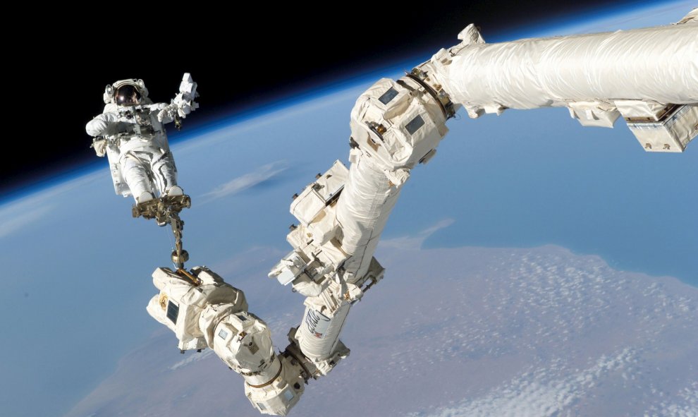 El astronauta Stephen K. Robinson, en un trabajo fuera de la Estación Espacial Internacional,  el 3 de agosto de 2005. REUTERS/NASA