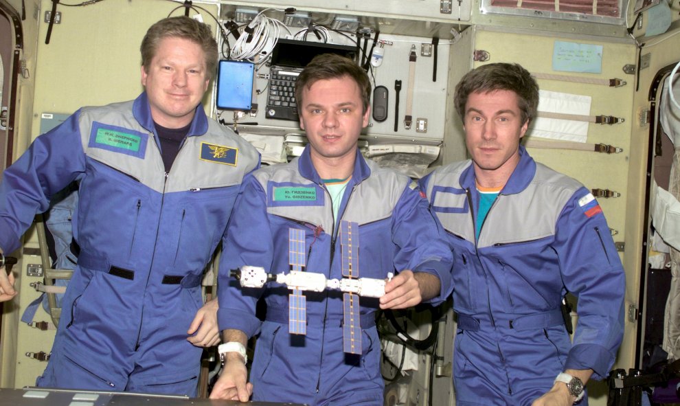 Los astronautas  Bill Shepherd, Sergei Krikalev y Yuri Gidzenko posan con una maqueta de la Estación Espacial Internacional, el 2 de diciembre de 2012. REUTERS / NASA