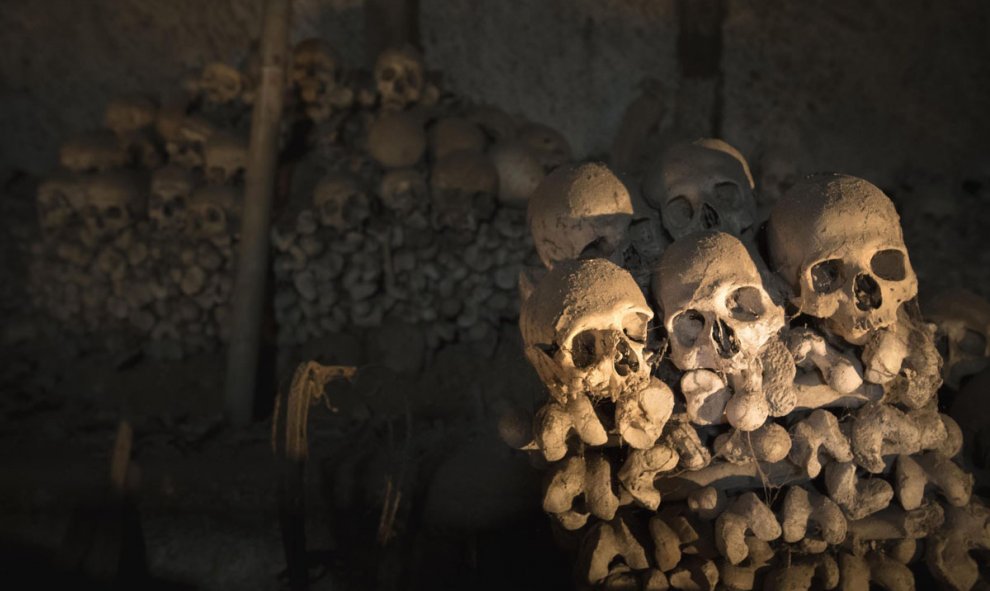 Vista de calaveras y huesos en el cementerio de Los Manantiales (cimitero delle Fontanelle) de Nápoles, Italia, hoy 2 de noviembre de 2015. Las catacumbas, epicentro del famoso culto a los muertos napolitano, están ubicadas en el barrio Sanita y conservan