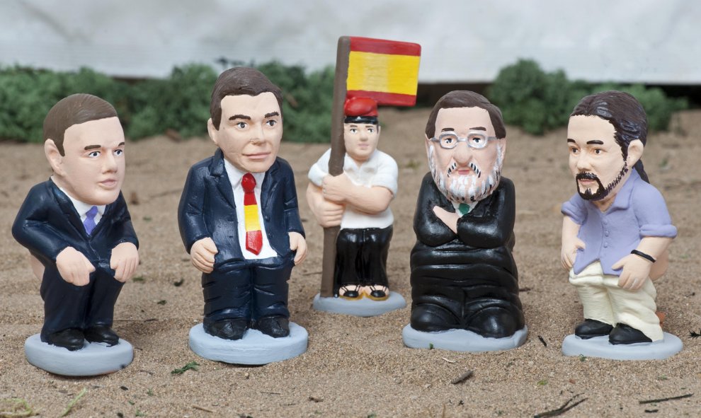 Los líderes de Ciudadanos, Albert Rivera, de PSOE, Pedro Sánchez, del PP, Mariano Rajoy, y de Podemos, Pablo Iglesias, entre los personajes  que inspiran cada año las figuras típicas del pesebre catalán conocidas como 'caganers'. EFE/Robin Townsend