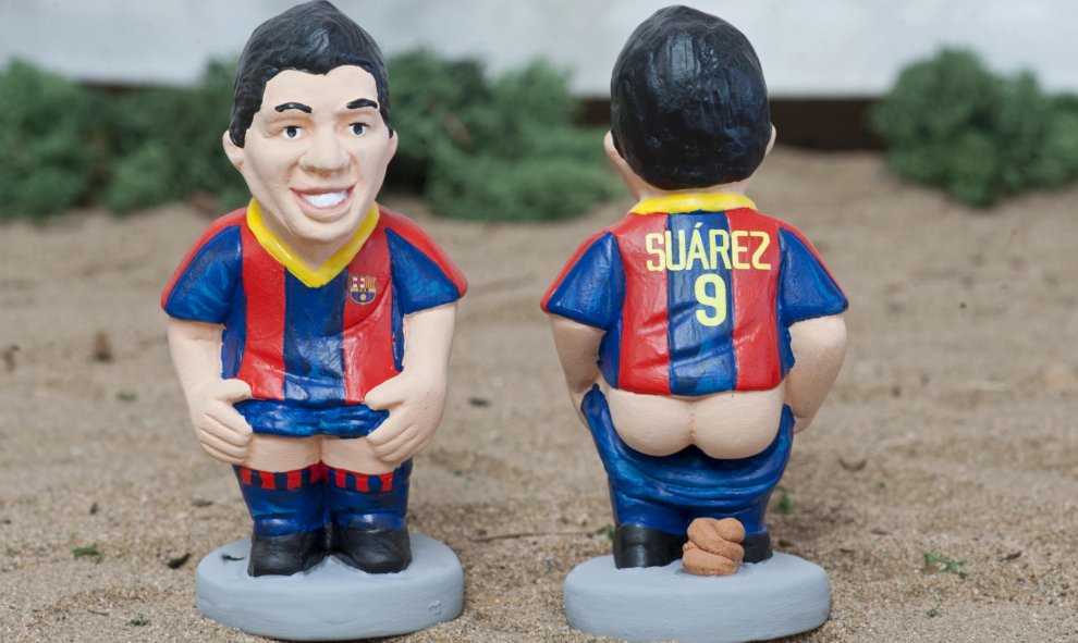 El delantero uruguayo del FC Barcelona, Luis Suárez, entre los personajes  que inspiran cada año las figuras típicas del pesebre catalán conocidas como 'caganers'. EFE/Robin Townsend