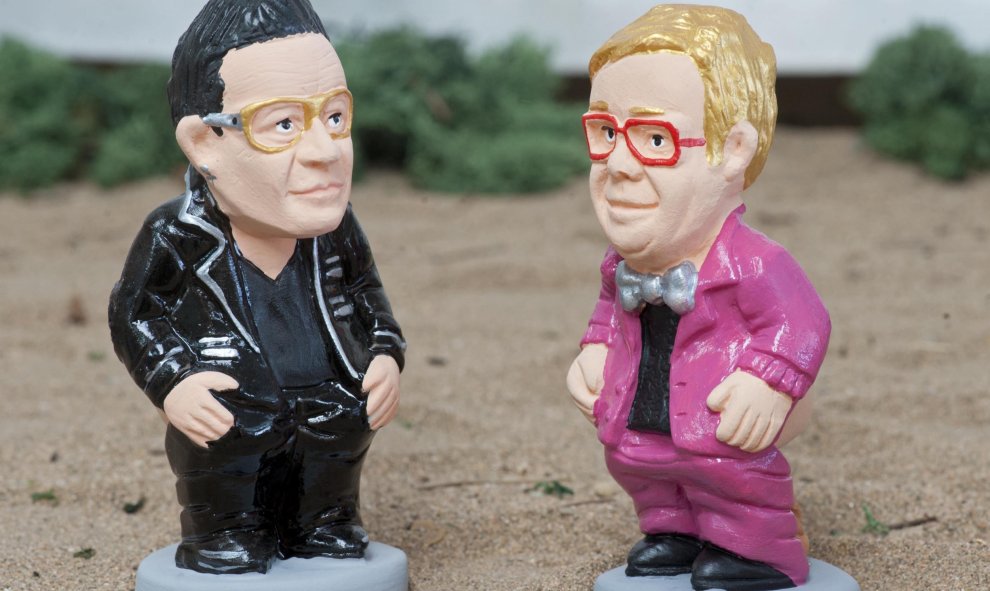 Los cantantes Bono y Elton John, entre los personajes que inspiran cada año las figuras típicas del pesebre catalán conocidas como 'caganers'. EFE/Robin Townsend