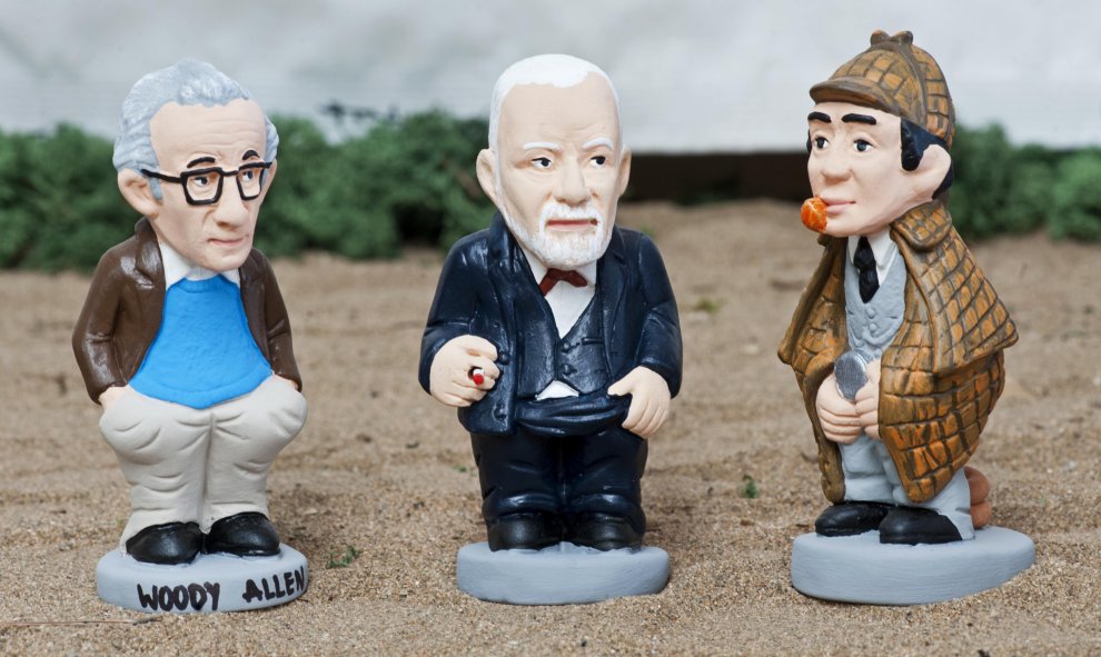 Woody Allen, Sigmund Freud y Sherlock Holmes, entre los personajes que inspiran cada año las figuras típicas del pesebre catalán conocidas como 'caganers'. EFE/Robin Townsend