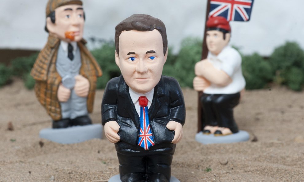 El primer ministro británico, David Cameron, entre los personajes que inspiran cada año las figuras típicas del pesebre catalán conocidas como 'caganers'. EFE/Robin Townsend