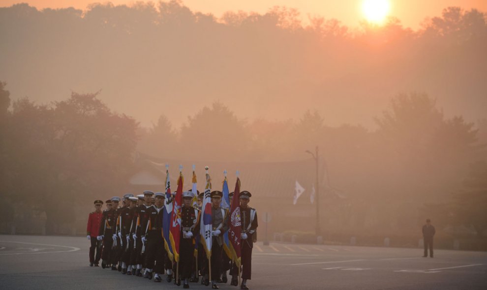 Un cuerpo de honor militar llega a una ceremonia de ofrenda floral por la visita del presidente francés, Francois Hollande en el Cementerio Nacional de Seúl el 4 de noviembre de 2015. AFP / Ed Jones