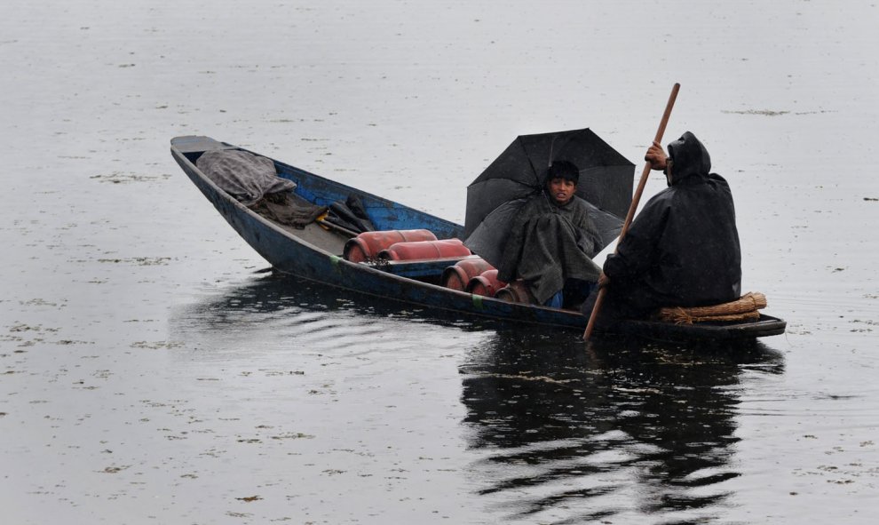 Un musulmán de Cachemira transporta cilindros de gas en su barco en el lago Dal en Srinagar, el 4 de noviembre de 2015. AFP / Tauseef MUSTAFA