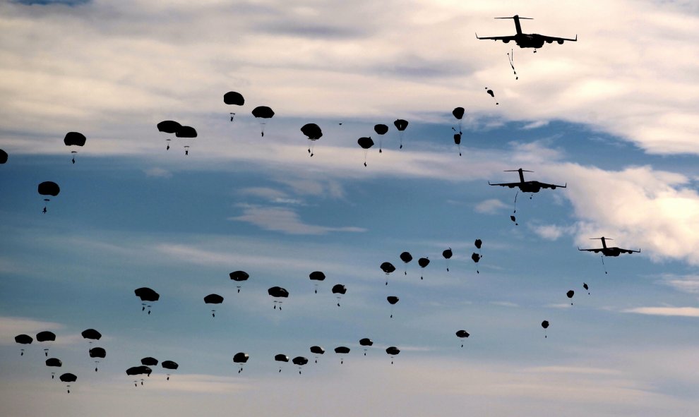 Medio millar de paracaidistas de la 82 Airborne Division realizan un salto masivo desde unos C-17 Globemaster al término ejercicio Trident Juncture 2015 que la OTAN está realizando en el campo de maniobras de San Gregorio, en Zaragoza. EFE/Javier Cebollad