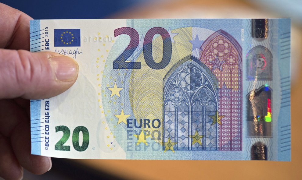 Un empleado del Banco Federal de Alemania (Bundesbank) muestra el nuevo billete de 20 euros en Düsseldorf (Alemania) hoy, 4 de noviembre de 2015. El nuevo billete se pondrá en circulación el próximo 25 de noviembre. EFE/Federico Gambarini