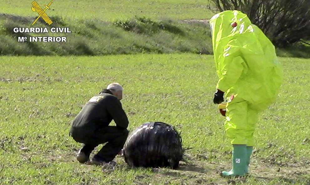 Fotografía facilitada por la Guardia Civil de la actuación realizada por el Grupo de Desactivación de Artefactos Explosivos (GEDEX) con la colaboración de un supervisor de instalaciones radioactivas, dependiente del SEF (Servicio Regional de Empleo y Form