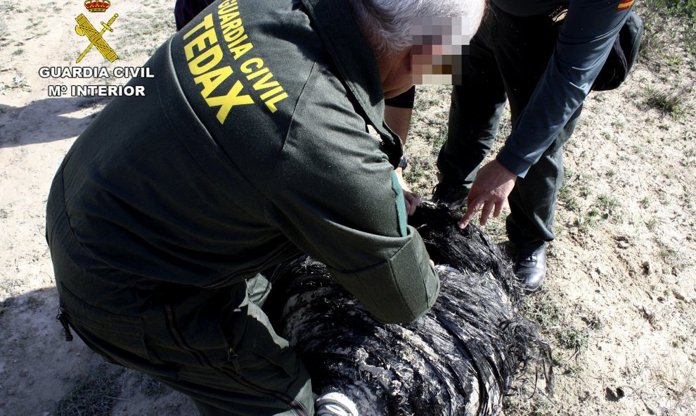 Fotografía facilitada por la Guardia Civil de la actuación realizada por el Grupo de Desactivación de Artefactos Explosivos (GEDEX) con la colaboración de un supervisor de instalaciones radioactivas, dependiente del SEF (Servicio Regional de Empleo y Form