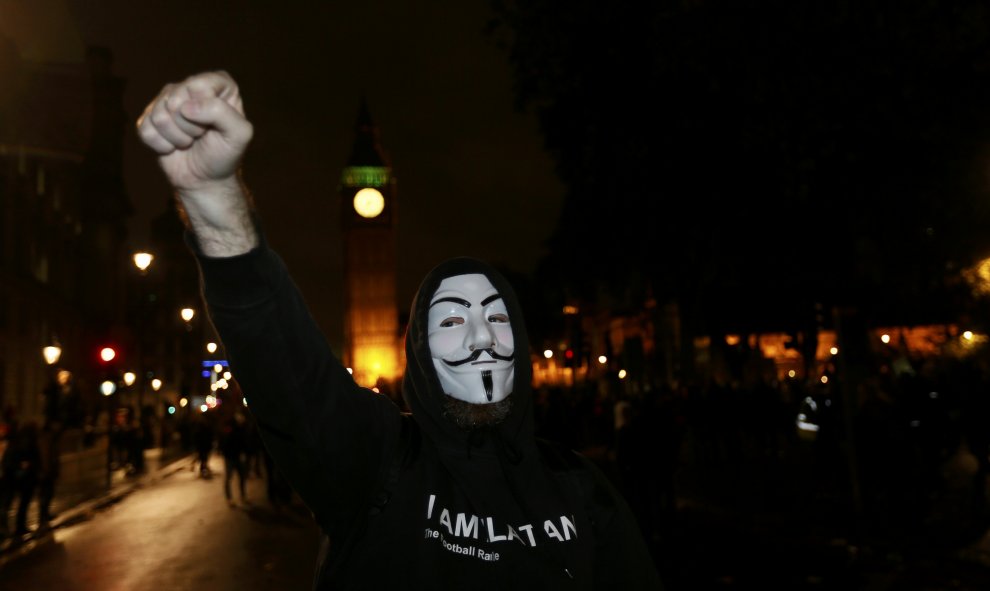 Un partidario del grupo activista Anonymous alza el puño durante una protesta en Londres, Gran Bretaña 5 de noviembre de 2015. Miles de manifestantes participaron en la marcha 'Million Mask' en la capital el jueves . REUTERS / Stefan Wermuth