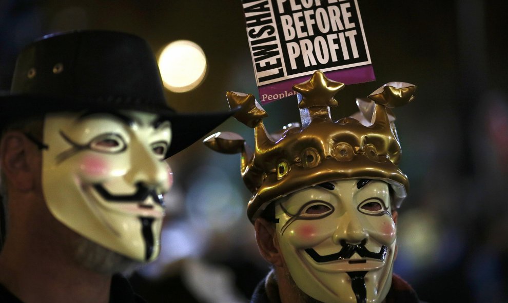 Partidarios del grupo activista Anonymous en la protesta en Londres, Gran Bretaña 5 de noviembre de 2015. Miles de manifestantes participaron en la marcha 'Million Mask' en la capital el jueves . REUTERS / Stefan Wermuth