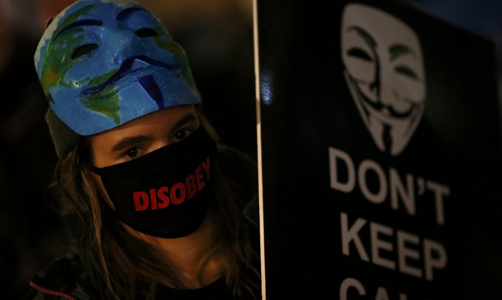 Partidarios del grupo activista Anonymous en la protesta en Londres, Gran Bretaña 5 de noviembre de 2015. Miles de manifestantes participaron en la marcha 'Million Mask' en la capital el jueves . REUTERS / Stefan Wermuth