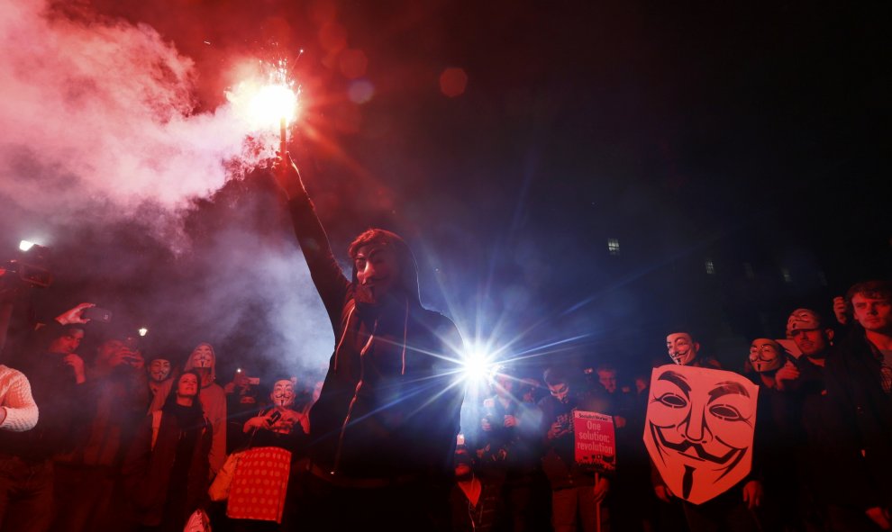 Partidarios del grupo activista Anonymous en la protesta en Londres, Gran Bretaña 5 de noviembre de 2015. Miles de manifestantes participaron en la marcha 'Million Mask' en la capital el jueves . REUTERS / Stefan Wermuth